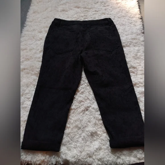 NWOT Simply Vera by Vera Wang woman's size 8 black floral pattern denim capris - Picture 5 of 7